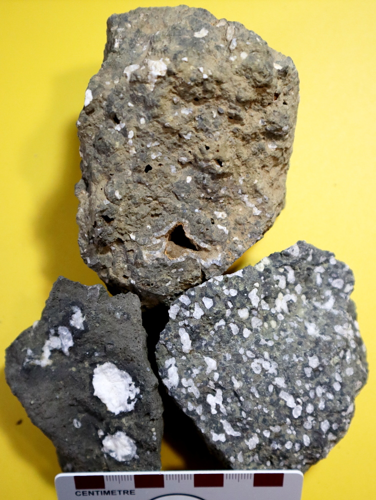 zeolitic basalt [437 kb]