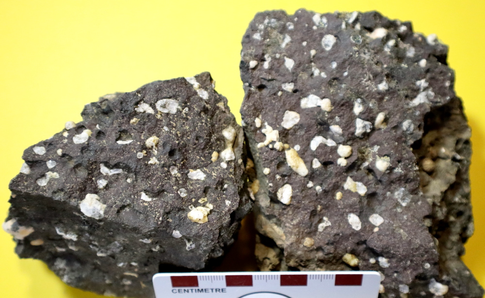 zeolitic basalt [344 kb]
